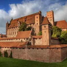 Średniowieczne zamki w Polsce: historia, architektura i ciekawe obiekty