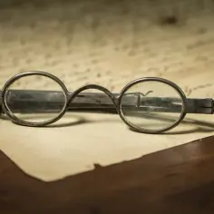 Gdzie wynaleziono okulary? Zaskakujące fakty o ich historii