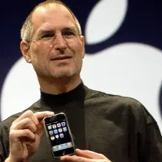 Kto wynalazł iPhone i jak zmienił świat technologii mobilnej?